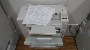Documentos de citas médicas abandonadas en una fotocopiadora
