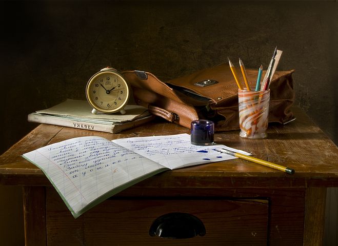 Escritorio con lápices y papel encima