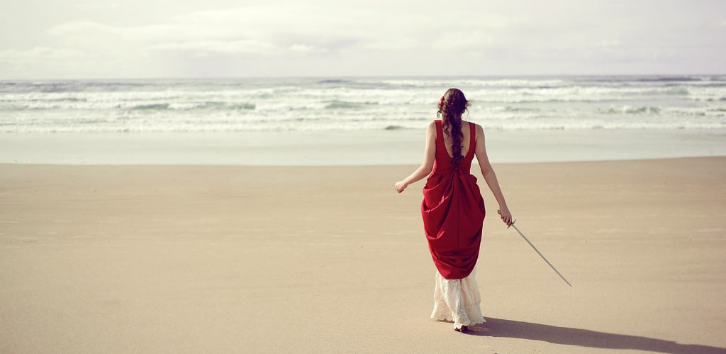 Mujer caminando por la playa