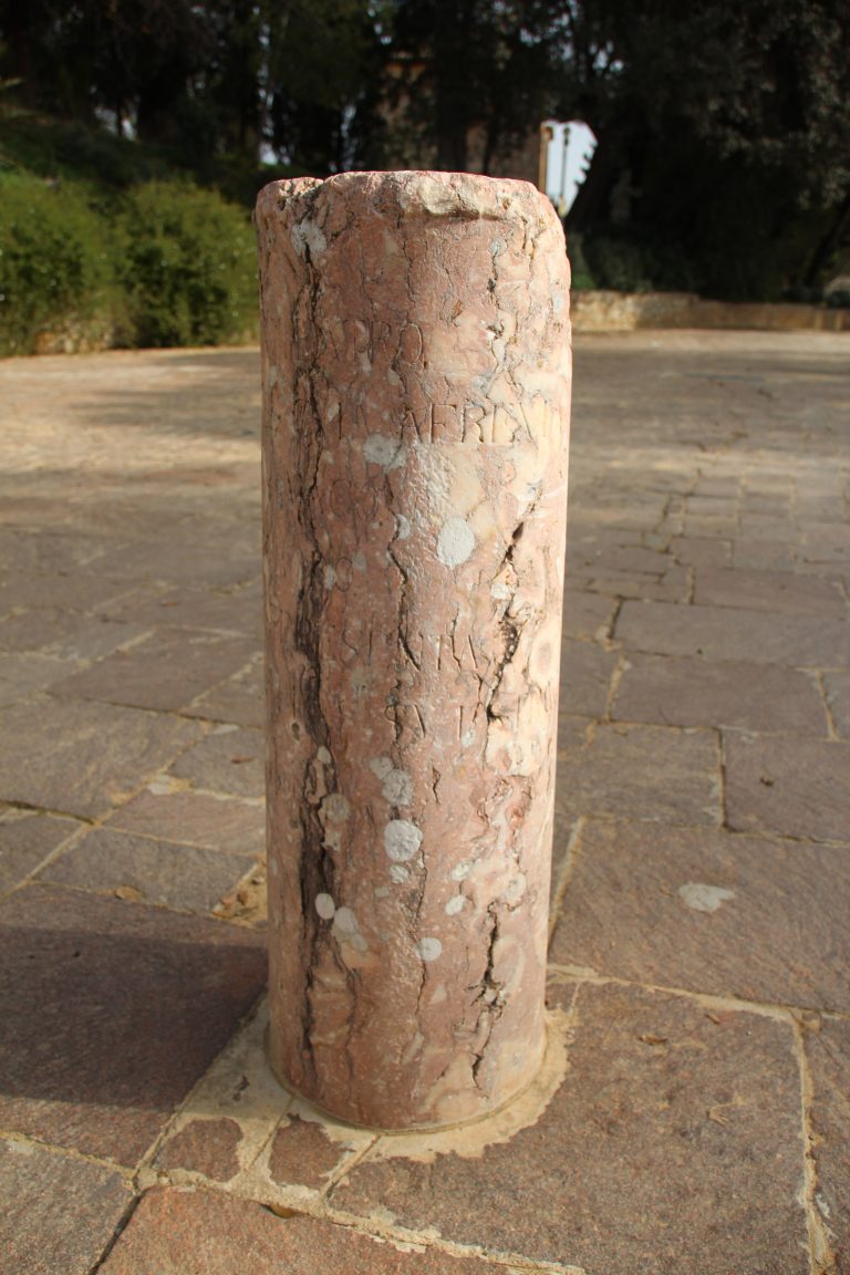 III. Columna en la puerta Triunfalis